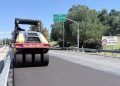 OBRAS EN CIRCUNVALACIÓN: ESTE FIN DE SEMANA HABILITAN UN TRAMO DEL ANILLO EXTERNO ENTRE TUCUMÁN Y MENDOZA​La Dirección Provincial de Vialidad avanza con la repavimentación integral de la avenida Circunvalación. Se habilitará temporalmente el tramo comprendido entre Tucumán y Mendoza para que el tránsito asiente la base antes del asfaltado definitivo, mientras que en el anillo interno ya se coloca la carpeta final.​Avances diferenciados en los anillos externo e interno​La obra de repavimentación de la avenida Circunvalación mantiene frentes de trabajo simultáneos adaptados al tipo de calzada de cada sector. En el anillo externo, a la altura del departamento Concepción, las tareas se ejecutan sobre las losas de hormigón existentes.​En esta zona se realizaron trabajos previos de sellado, cambio de paños deteriorados y reemplazo de los postes que sostienen los guardarraíles. Sobre esa estructura se aplicó un carpetín de arena-asfalto de 2,5 centímetros de espesor y se procede con la demarcación horizontal provisoria.​Habilitación provisoria en Concepción​Si los plazos se cumplen, durante el próximo fin de semana se habilitará al tránsito el tramo del anillo externo comprendido entre las calles Tucumán y Mendoza. Esta apertura forma parte del procedimiento técnico planificado: la circulación vehicular permitirá compactar y acomodar la capa de arena-asfalto previa a la colocación de la carpeta asfáltica definitiva.​»La apertura al tránsito no significa el fin de los trabajos en el sector, sino un paso técnico indispensable para que la superficie se acomode antes de volcar el asfalto final.»​Este método de trabajo es similar al ejecutado en la remodelación de la avenida Libertador General San Martín, en el tramo entre Santa María de Oro y Las Heras. Mientras este sector permanezca abierto, las cuadrillas se trasladarán a otro punto del anillo externo para luego retornar a Concepción, interrumpir el tránsito y aplicar la capa asfáltica final.​Colocación de asfalto definitivo en el anillo interno​La situación en el anillo interno, en el tramo comprendido entre España y Urquiza, presenta una dinámica diferente. Al contar con una base asfáltica previa, no requiere el tratamiento técnico de asentamiento. Por este motivo, en dicho sector los operarios ya se encuentran ejecutando la colocación de la carpeta asfáltica definitiva.​De esta manera, la obra integral avanza con esquemas alternados de cortes y habilitaciones parciales para minimizar las complicaciones en la circulación de la capital sanjuanina.