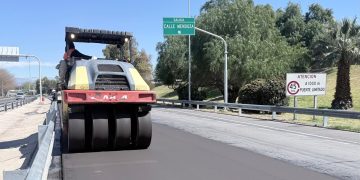 OBRAS EN CIRCUNVALACIÓN: ESTE FIN DE SEMANA HABILITAN UN TRAMO DEL ANILLO EXTERNO ENTRE TUCUMÁN Y MENDOZALa Dirección Provincial de Vialidad avanza con la repavimentación integral de la avenida Circunvalación. Se habilitará temporalmente el tramo comprendido entre Tucumán y Mendoza para que el tránsito asiente la base antes del asfaltado definitivo, mientras que en el anillo interno ya se coloca la carpeta final.Avances diferenciados en los anillos externo e internoLa obra de repavimentación de la avenida Circunvalación mantiene frentes de trabajo simultáneos adaptados al tipo de calzada de cada sector. En el anillo externo, a la altura del departamento Concepción, las tareas se ejecutan sobre las losas de hormigón existentes.En esta zona se realizaron trabajos previos de sellado, cambio de paños deteriorados y reemplazo de los postes que sostienen los guardarraíles. Sobre esa estructura se aplicó un carpetín de arena-asfalto de 2,5 centímetros de espesor y se procede con la demarcación horizontal provisoria.Habilitación provisoria en ConcepciónSi los plazos se cumplen, durante el próximo fin de semana se habilitará al tránsito el tramo del anillo externo comprendido entre las calles Tucumán y Mendoza. Esta apertura forma parte del procedimiento técnico planificado: la circulación vehicular permitirá compactar y acomodar la capa de arena-asfalto previa a la colocación de la carpeta asfáltica definitiva.»La apertura al tránsito no significa el fin de los trabajos en el sector, sino un paso técnico indispensable para que la superficie se acomode antes de volcar el asfalto final.»Este método de trabajo es similar al ejecutado en la remodelación de la avenida Libertador General San Martín, en el tramo entre Santa María de Oro y Las Heras. Mientras este sector permanezca abierto, las cuadrillas se trasladarán a otro punto del anillo externo para luego retornar a Concepción, interrumpir el tránsito y aplicar la capa asfáltica final.Colocación de asfalto definitivo en el anillo internoLa situación en el anillo interno, en el tramo comprendido entre España y Urquiza, presenta una dinámica diferente. Al contar con una base asfáltica previa, no requiere el tratamiento técnico de asentamiento. Por este motivo, en dicho sector los operarios ya se encuentran ejecutando la colocación de la carpeta asfáltica definitiva.De esta manera, la obra integral avanza con esquemas alternados de cortes y habilitaciones parciales para minimizar las complicaciones en la circulación de la capital sanjuanina.