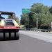 OBRAS EN CIRCUNVALACIÓN: ESTE FIN DE SEMANA HABILITAN UN TRAMO DEL ANILLO EXTERNO ENTRE TUCUMÁN Y MENDOZA​La Dirección Provincial de Vialidad avanza con la repavimentación integral de la avenida Circunvalación. Se habilitará temporalmente el tramo comprendido entre Tucumán y Mendoza para que el tránsito asiente la base antes del asfaltado definitivo, mientras que en el anillo interno ya se coloca la carpeta final.​Avances diferenciados en los anillos externo e interno​La obra de repavimentación de la avenida Circunvalación mantiene frentes de trabajo simultáneos adaptados al tipo de calzada de cada sector. En el anillo externo, a la altura del departamento Concepción, las tareas se ejecutan sobre las losas de hormigón existentes.​En esta zona se realizaron trabajos previos de sellado, cambio de paños deteriorados y reemplazo de los postes que sostienen los guardarraíles. Sobre esa estructura se aplicó un carpetín de arena-asfalto de 2,5 centímetros de espesor y se procede con la demarcación horizontal provisoria.​Habilitación provisoria en Concepción​Si los plazos se cumplen, durante el próximo fin de semana se habilitará al tránsito el tramo del anillo externo comprendido entre las calles Tucumán y Mendoza. Esta apertura forma parte del procedimiento técnico planificado: la circulación vehicular permitirá compactar y acomodar la capa de arena-asfalto previa a la colocación de la carpeta asfáltica definitiva.​»La apertura al tránsito no significa el fin de los trabajos en el sector, sino un paso técnico indispensable para que la superficie se acomode antes de volcar el asfalto final.»​Este método de trabajo es similar al ejecutado en la remodelación de la avenida Libertador General San Martín, en el tramo entre Santa María de Oro y Las Heras. Mientras este sector permanezca abierto, las cuadrillas se trasladarán a otro punto del anillo externo para luego retornar a Concepción, interrumpir el tránsito y aplicar la capa asfáltica final.​Colocación de asfalto definitivo en el anillo interno​La situación en el anillo interno, en el tramo comprendido entre España y Urquiza, presenta una dinámica diferente. Al contar con una base asfáltica previa, no requiere el tratamiento técnico de asentamiento. Por este motivo, en dicho sector los operarios ya se encuentran ejecutando la colocación de la carpeta asfáltica definitiva.​De esta manera, la obra integral avanza con esquemas alternados de cortes y habilitaciones parciales para minimizar las complicaciones en la circulación de la capital sanjuanina.