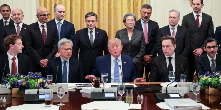 Pacto en la Casa Blanca: OpenAI, Google y Meta acordaron reglas voluntarias para frenar riesgos de la IA autónoma