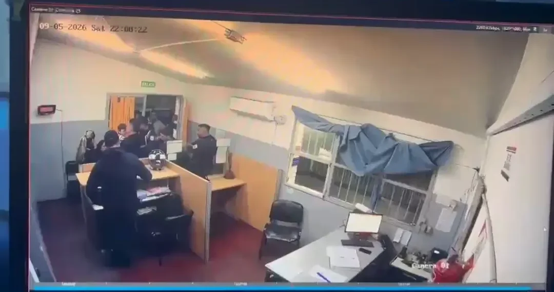 Héroes de azul en Rawson: policías salvaron la vida de un bebé de 9 meses que llegó ahogado a la comisaría