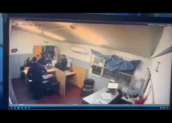 Héroes de azul en Rawson: policías salvaron la vida de un bebé de 9 meses que llegó ahogado a la comisaría