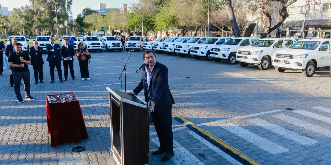 Inversión histórica: Marcelo Orrego entregó 30 vehículos 0 km a Obras Sanitarias para agilizar la respuesta en toda la provincia