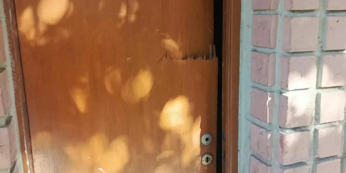 Infraganti en Capital: una pareja cayó detenida tras trepar un portón y robar cables, grifería y paletas de pádel
