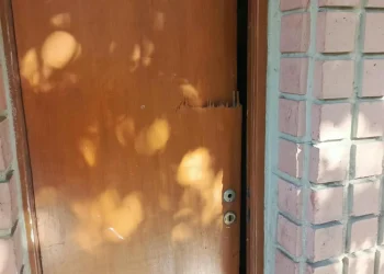 Infraganti en Capital: una pareja cayó detenida tras trepar un portón y robar cables, grifería y paletas de pádel