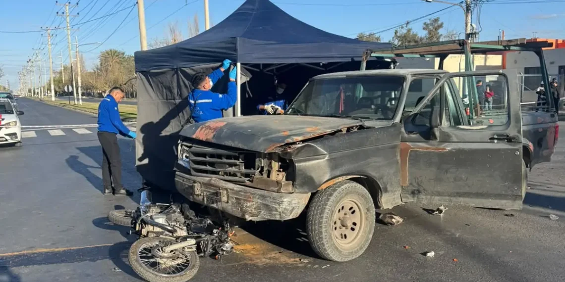 Tragedia en Rawson: un motociclista de 23 años murió en el acto tras chocar contra una camioneta Ford F-100