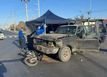 Tragedia en Rawson: un motociclista de 23 años murió en el acto tras chocar contra una camioneta Ford F-100