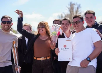 Desembarco de Orrego en Jáchal: entregó 53 viviendas, más de 800 netbooks y prometió una obra escolar histórica
