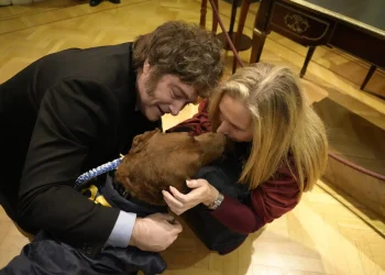Visita de honor en Casa Rosada: Javier y Karina Milei recibieron a Hela, la perra antinarcóticos que combatió a «Mameluco» Villalba
