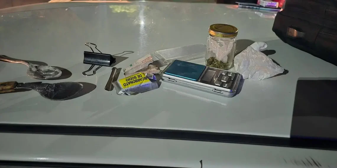 Persecución, droga y dinero en Caucete: giraron en U para escapar del patrullero y cayeron frente a una estación de servicio