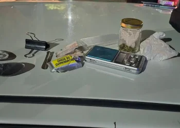 Persecución, droga y dinero en Caucete: giraron en U para escapar del patrullero y cayeron frente a una estación de servicio