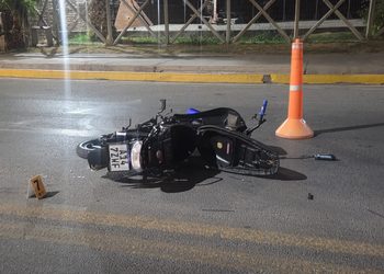 Tragedia en Pocito: un joven motociclista de 26 años murió tras perder el control y chocar contra un cartel
