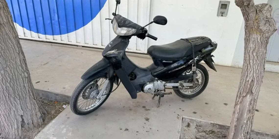 Quiso robarle la moto a un repartidor en Rivadavia, lo reconocieron por la ropa y destrozó el patrullero a patadas