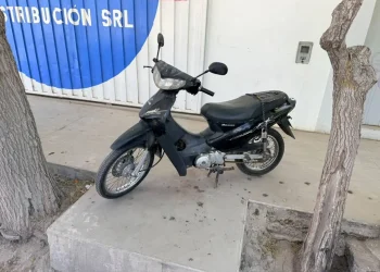 Quiso robarle la moto a un repartidor en Rivadavia, lo reconocieron por la ropa y destrozó el patrullero a patadas