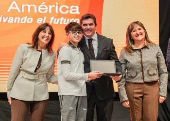 Orrego encabezó la entrega de más de 2.500 computadoras para alumnos de secundaria en Capital