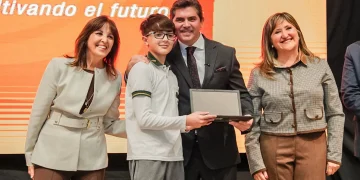Orrego encabezó la entrega de más de 2.500 computadoras para alumnos de secundaria en Capital