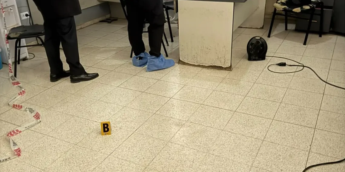 Disparo accidental en la Comisaría 34ª: a un policía se le escapó un tiro e hirió por la espalda a una compañera
