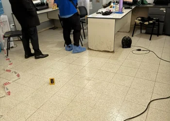 Disparo accidental en la Comisaría 34ª: a un policía se le escapó un tiro e hirió por la espalda a una compañera