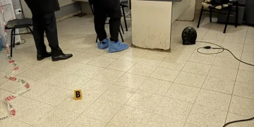 Disparo accidental en la Comisaría 34ª: a un policía se le escapó un tiro e hirió por la espalda a una compañera