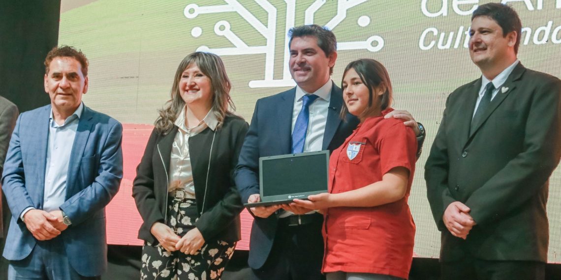 Inclusión digital: más de 2.700 alumnos de cuatro departamentos recibieron sus computadoras en el Centro de Convenciones