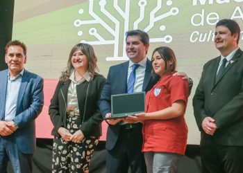 Inclusión digital: más de 2.700 alumnos de cuatro departamentos recibieron sus computadoras en el Centro de Convenciones