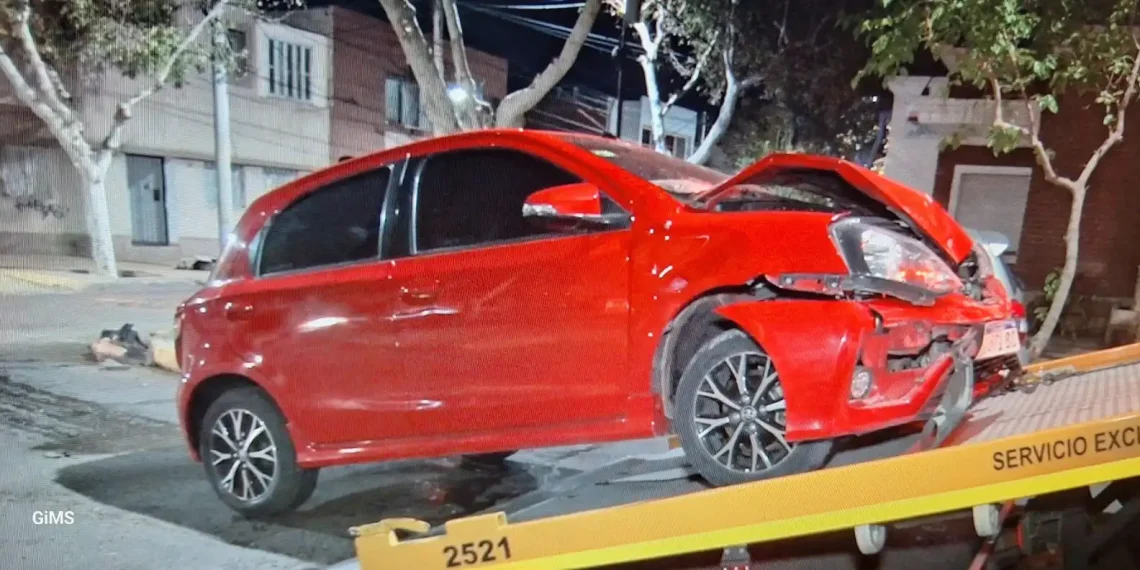 Urgente en Capital: violento choque entre dos autos en una transitada esquina
