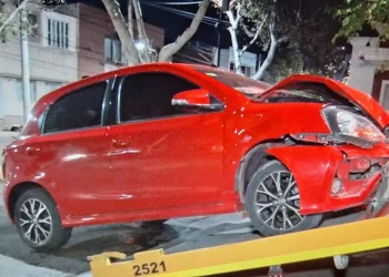 Urgente en Capital: violento choque entre dos autos en una transitada esquina