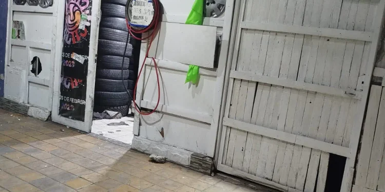 Furia en una gomería de Capital: amenazó a dos trabajadores con un cuchillo, les causó heridas, destrozó el local y cayó preso