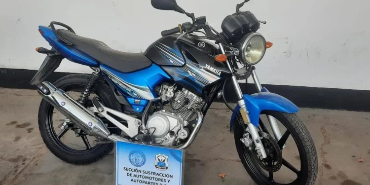 Circulaba en Capital con patente y papeles truchos: secuestraron una moto robada en 2025 y se la restituyeron a su dueño