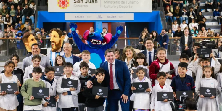 Plan Maestro de América: Marcelo Orrego entregó 1.800 computadoras a estudiantes de 5° grado de Rawson y anunció la compra de 50.000 equipos más