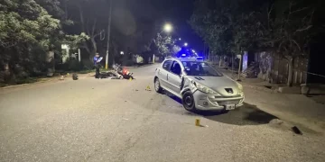Violento choque múltiple en Rawson: un auto giró, dos motos colisionaron en cadena y hay tres personas hospitalizadas de gravedad
