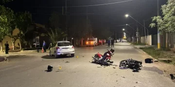 Violento choque múltiple en Rawson: un auto giró, dos motos colisionaron en cadena y hay tres personas hospitalizadas de gravedad