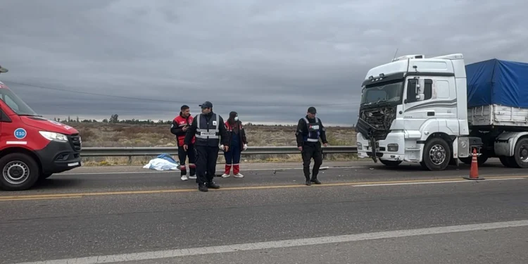 Giro en la tragedia de Ruta 20: testigos afirman que el motociclista se cruzó al paso de los vehículos y hallaron una carta en su casa