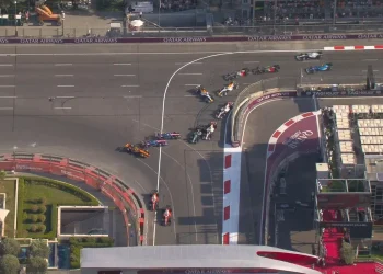 Desastre para Alpine en Bakú: Colapinto bloqueó en el relanzamiento, chocó a Pierre Gasly y ambos quedaron fuera de carrera