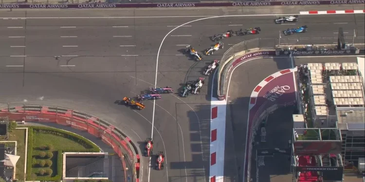 Desastre para Alpine en Bakú: Colapinto bloqueó en el relanzamiento, chocó a Pierre Gasly y ambos quedaron fuera de carrera