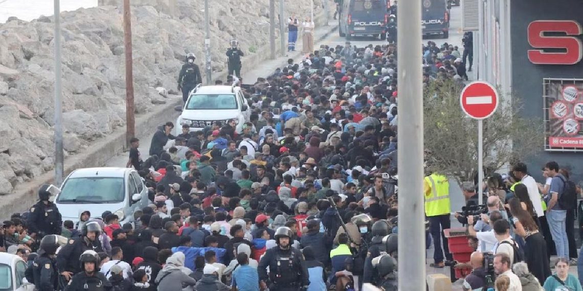 Caos en Ceuta: corridas, avalanchas y disparos al aire durante el traslado de miles de migrantes al puerto