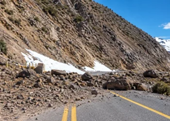 Panorama crítico en el Paso de Agua Negra: aludes de hasta 9 metros de nieve mantienen bloqueada la Ruta 41 en Chile
