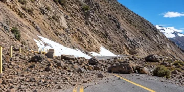 Panorama crítico en el Paso de Agua Negra: aludes de hasta 9 metros de nieve mantienen bloqueada la Ruta 41 en Chile