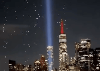 Las Torres Gemelas volvieron a iluminar el cielo de Nueva York: conmovedor homenaje con casi 3.000 drones en la vigilia del 25.º aniversario del 11-S