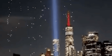 Las Torres Gemelas volvieron a iluminar el cielo de Nueva York: conmovedor homenaje con casi 3.000 drones en la vigilia del 25.º aniversario del 11-S