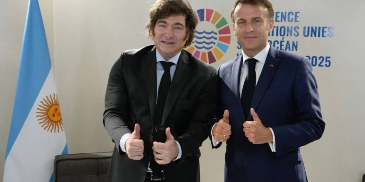 Milei aterrizó en París para la «Argentina Week»: cumbre bilateral con Macron y presencia del gobernador Marcelo Orrego