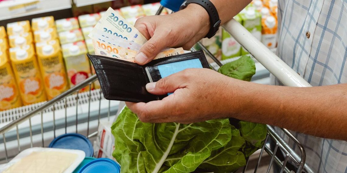 La confianza del consumidor repuntó 2,4% en septiembre tras dos meses de caídas: fuerte contraste regional y brecha por nivel de ingresos