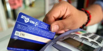 Compró un celular de $600.000 con una tarjeta ajena, volvió por el vidrio templado y se topó con la dueña: no irá a la cárcel