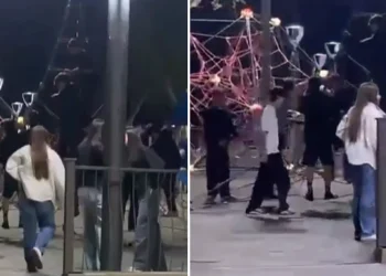Indignación vecinal en Santa Lucía: registraron a un grupo de adolescentes usando mal los juegos infantiles de la plaza