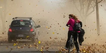 Jueves ardiente con alerta naranja por viento Zonda: pronostican ráfagas de hasta 78 km/h y una máxima de 36°C en San Juan