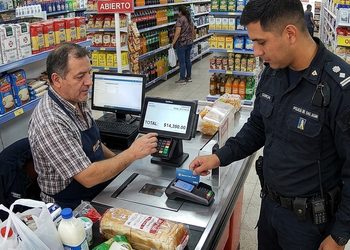 Detuvieron a un policía en pleno turno en una comisaría de Chimbas: está acusado de sacarle y gastarle la tarjeta a un compañero
