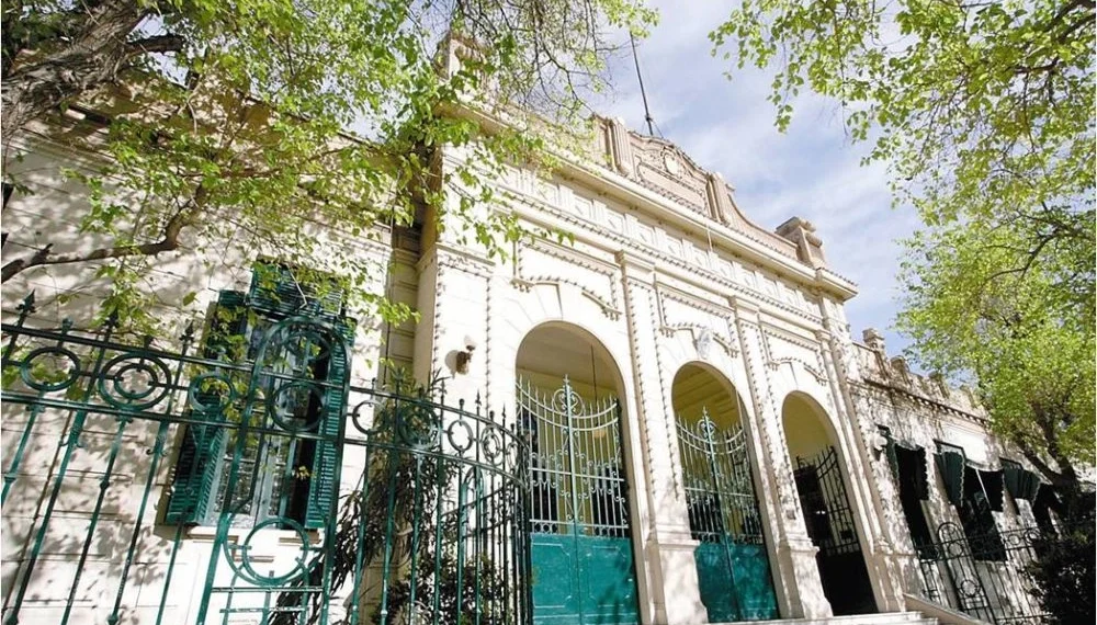 Grave caso de bullying en la Escuela Normal Sarmiento: denunciaron que una alumna sufrió agresiones durante cuatro años y se descompensó en clases