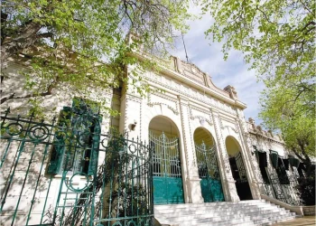 Grave caso de bullying en la Escuela Normal Sarmiento: denunciaron que una alumna sufrió agresiones durante cuatro años y se descompensó en clases