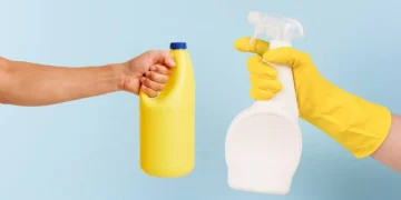 Alerta sanitaria: la ANMAT prohibió el uso y la venta de un desinfectante en todo el país