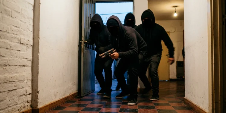 Madrugada de terror en Concepción: cuatro encapuchados armados con una «tumbera» asaltaron a una pareja en su casa